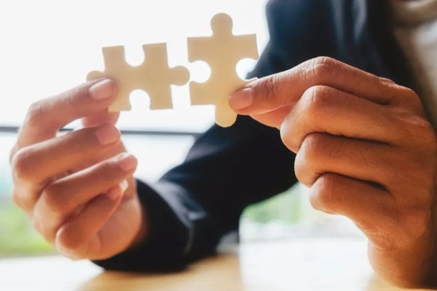 Man-holding-two-pieces-of-a-puzzle-concept-image-for-Solution-Focused-Brief-Therapy-Phoenix-AZ